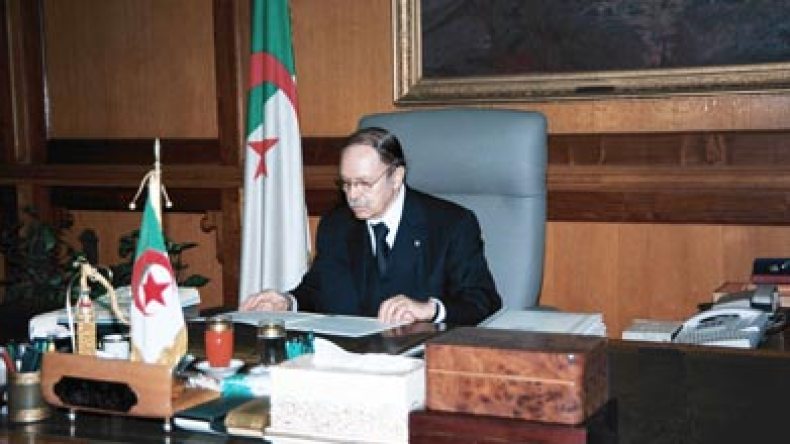 خمس مسودات لتعديل الدستور على مكتب بوتفليقة