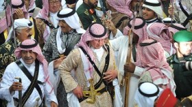 الأمير تشارلز يشارك برقصة العرضة التقليدية في السعودية
