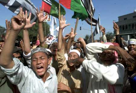 Pakistan : 30.000 manifestants à Lahore pour la démission du président