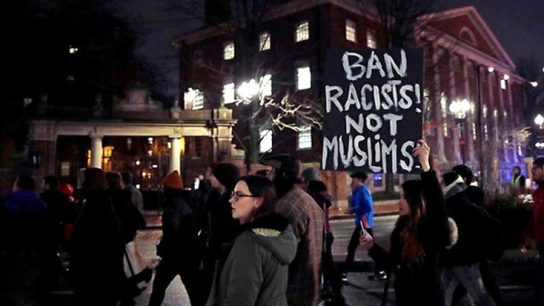 أربع ولايات أمريكية تتحدى قرار ترامب بحظر السفر