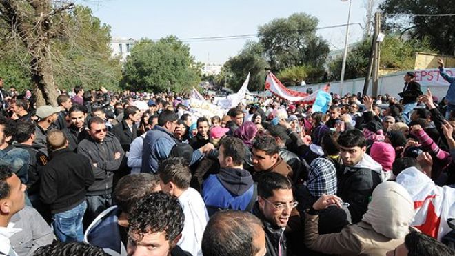 طلبة الماجستير وعلميو النظام الكلاسيكي يحتجون أمام البرلمان