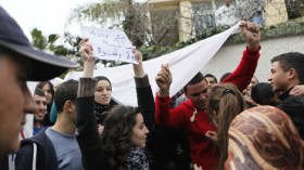 تعليمة استفزازية تـُخرج طلبة اللغات إلى الشارع