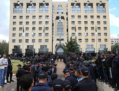 Algeria police get new advantages