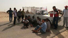 مواطنون يقطعون الطريق الوطني بالوادي