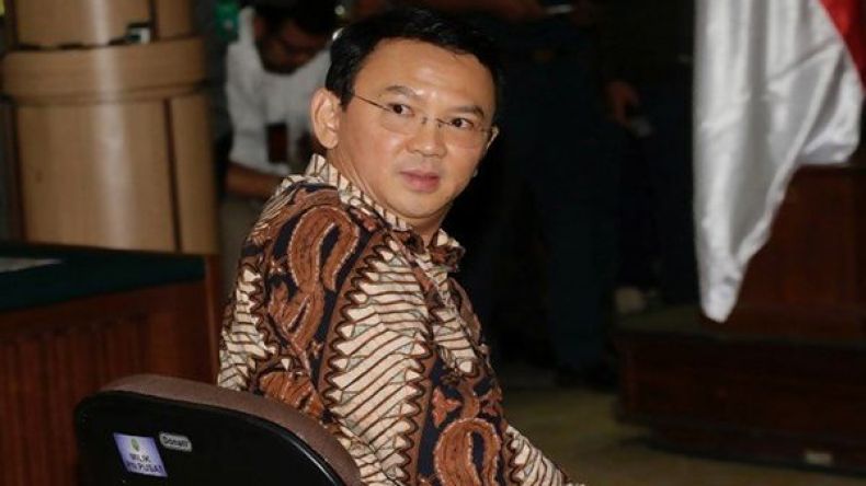 بعينين دامعتين حاكم جاكرتا يدافع عن نفسه أمام المحكمة