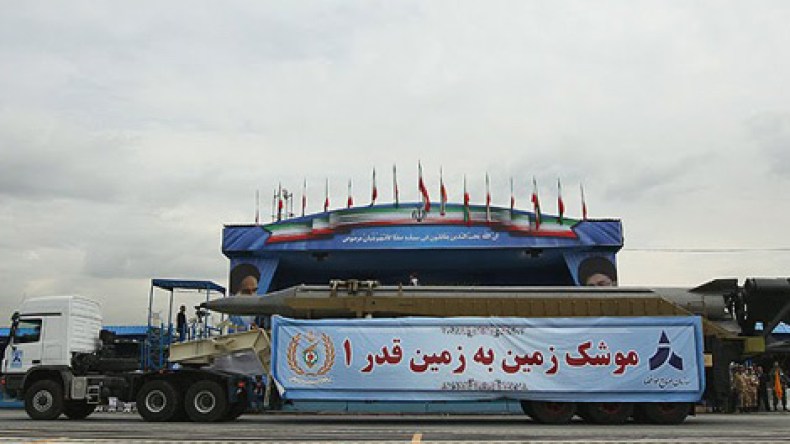 إيران تستعرض صواريخ “سجيل” و”قدر” التي تطال إسرائيل