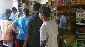 سكان قطر يهرعون إلى المتاجر لشراء احتياجاتهم الأساسية