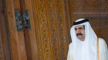 L'émir du Qatar abdique en faveur de son fils