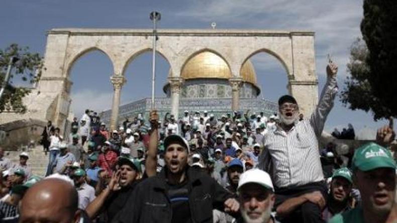 فلسطينيون يصلون في شوارع القدس بعد منعهم من دخول الأقصى
