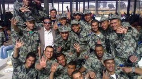 جنود من الجيش المصري يرفعون شارة رابعة