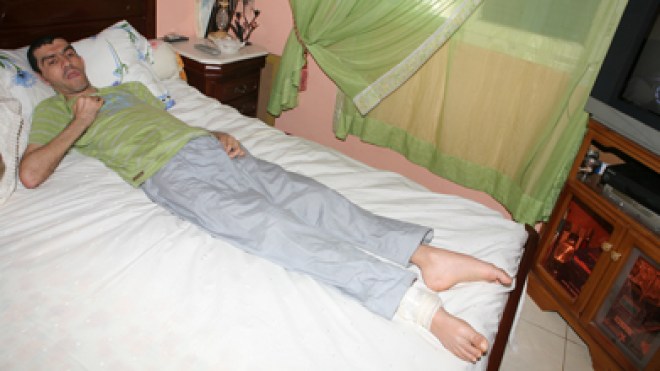 حفيد مشلول وأم خادمة في البيوت.. أسرة الحاج العنقى تستجدي الصدقة