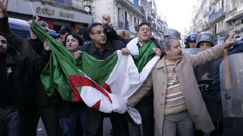 “السناباب” تتبرأ من مسيرة التاسع من فيفري