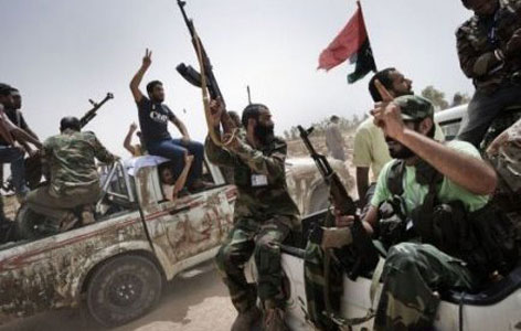 Libye: Kadhafi s'accroche, mais son départ est de plus en plus évoqué