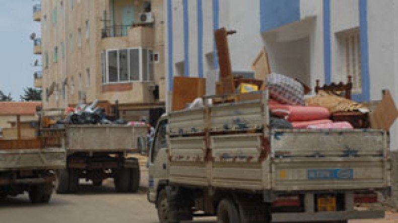” والدتنا  توفيت  بسبب  مشاكل  الحياة  ووالدي  شيخ  مازال  يحلم  بامتلاك  منزل “