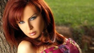 Rola sings with a French artist