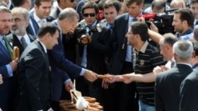 أردوغان يوزع الكعك التركي على المصلين بعد صلاة الجمعة