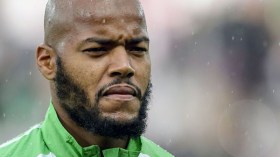 الحارس مبولحي‮ ‬الرقم واحد في‮ ‬المنتخب الوطني‮ ‬بدون منازع