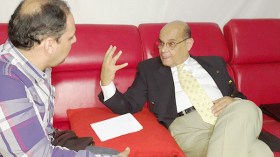 أرفض تكريمات “التبزنيس”.. وكفوا عن سرقة أعمالي