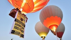 مناطيد ترفع شعار رابعة تحلق في سماء تركيا