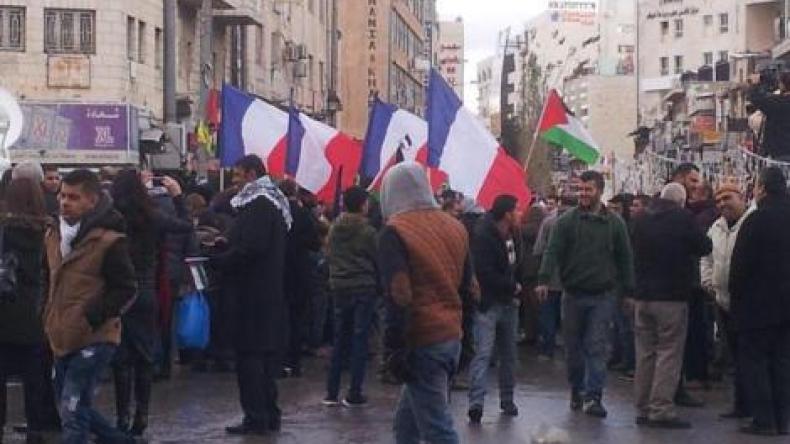 فلسطينيون ينظمون وقفة تضامنية مع فرنسا في رام الله
