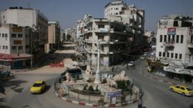 فلسطينيون يغلقون محالهم في رام الله تضامناً مع الأسرى المضربين عن الطعام