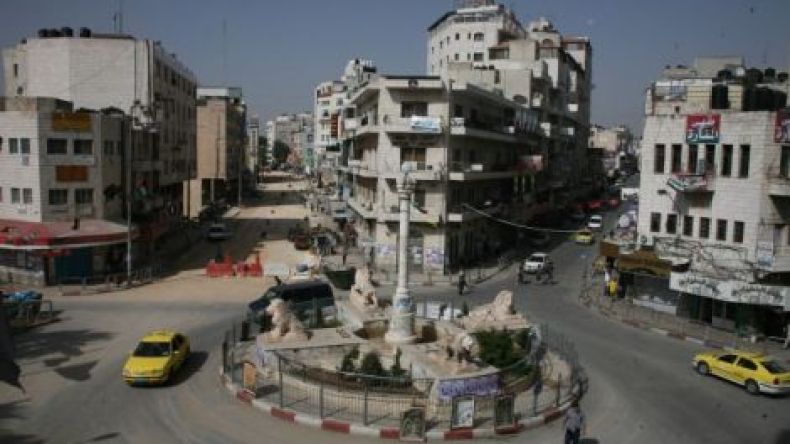 فلسطينيون يغلقون محالهم في رام الله تضامناً مع الأسرى المضربين عن الطعام