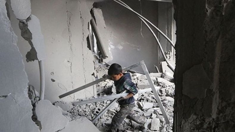 مقتل 13 مدنياً في قصف جوي مكثف على الرقة السورية