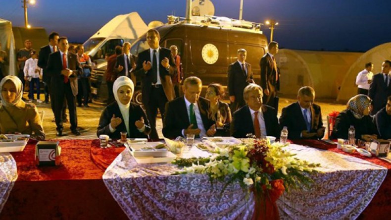 أردوغان يتناول الإفطار مع لاجئين سوريين في تركيا