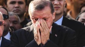 أردوغان يبكي خلال تشييع ضحايا الانقلاب