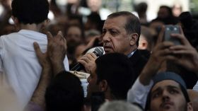 أردوغان يعود إلى أنقرة لترؤس اجتماع مجلس الأمن القومي