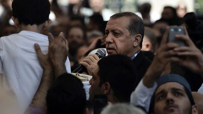 أردوغان يعود إلى أنقرة لترؤس اجتماع مجلس الأمن القومي