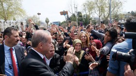 أردوغان يزور قبوراً وأضرحة صبيحة نجاح الاستفتاء