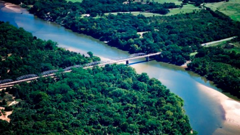 رجل وامرأة يقفزان من فوق جسر بأركنساس لتفادي شاحنة