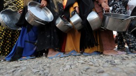 وفاة امرأة وطفل وإصابة مئات النازحين من الموصل بالتسمم