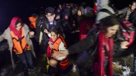 خفر السواحل اليوناني يحاول إغراق قارب لاجئين سوريين