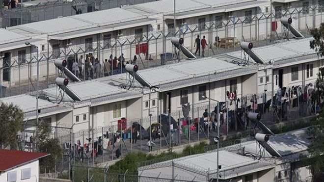 عمال إغاثة يونانيون ضغطوا على لاجئين مسلمين للتحول إلى المسيحية