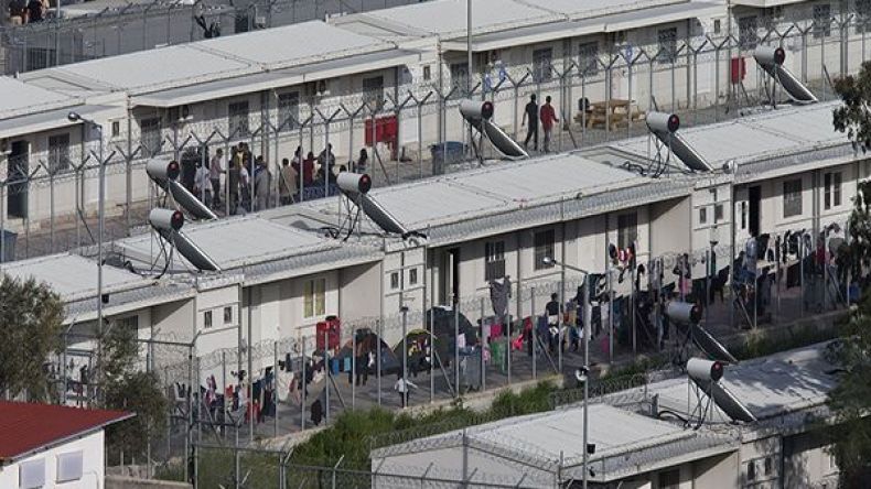 عمال إغاثة يونانيون ضغطوا على لاجئين مسلمين للتحول إلى المسيحية