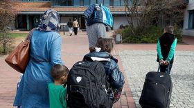 التايمز: الأوروبيون يربطون بين المهاجرين والإرهاب