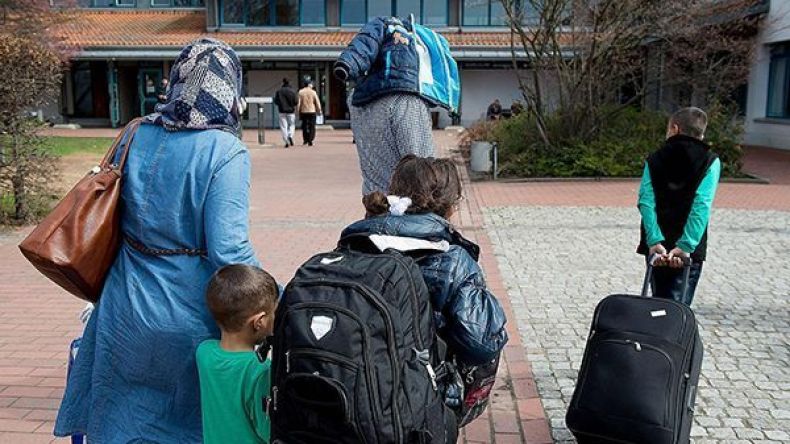 التايمز: الأوروبيون يربطون بين المهاجرين والإرهاب