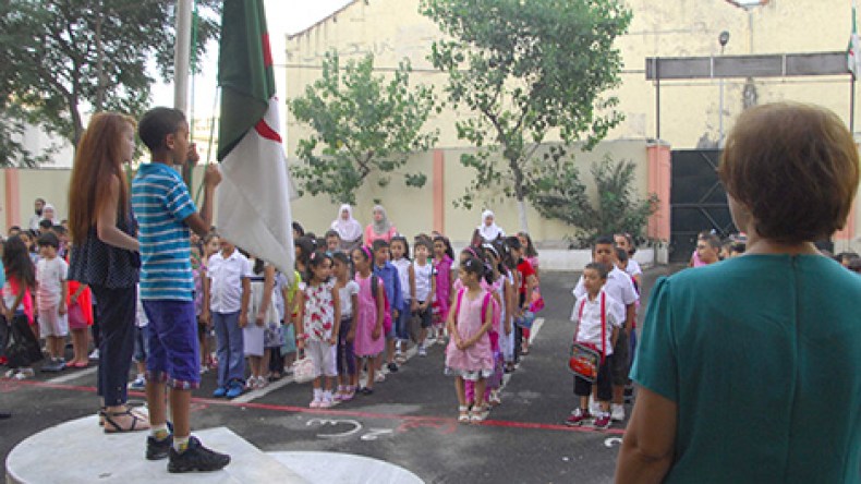 أساتذة “السلفية” يرفضون رفع العلم في المدارس!