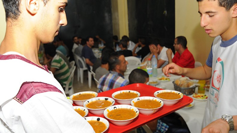 الطلبة يتهاطلون على مطاعم الرحمة..!