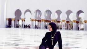 النجمة “ريانا” التقطت صوراً لا تراعي حرمة مسجد الشيخ زايد بأبو ظبي
