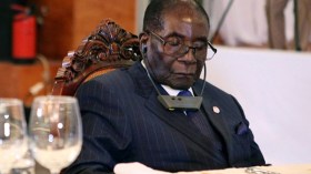 رئيس زيمبابوي موغابي يغفو في كل الاجتماعات!