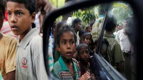 المئات من الروهينغا يحاولون الفرار من ميانمار