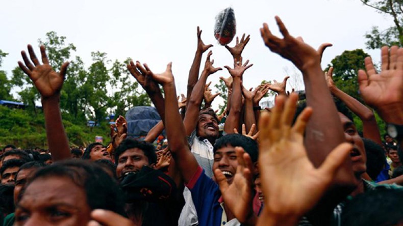 بوذيون يحاولون منع وصول شحنة مساعدات إلى الروهينغا