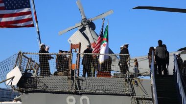 Le Destroyer américain “USS Roosevelt” accoste au port d’Alger
