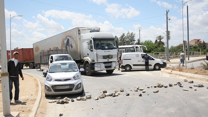 محتجون في تيارت يقطعون الطريق على سيارة إسعاف بداعي الضغط على المسؤولين!