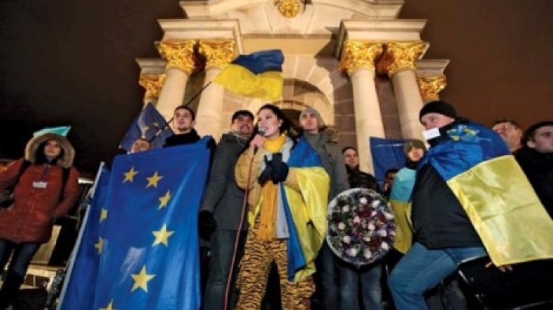 مغنية أوكرانية تهدد بإحراق نفسها إذا لم تلب الحكومة مطالب المحتجين