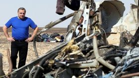 محققون: الطائرة الروسية انشطرت في الجو بعد ضوضاء مفاجئة