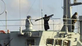 جندي روسي يوجه قاذفة صواريخ نحو اسطنبول خلال عبور سفينته البوسفور